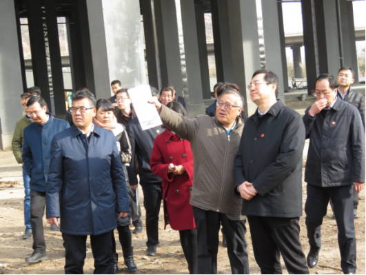 省委常委、西寧市委書記王曉在青海省物產(chǎn)集團(tuán)總公司黨委書記、總經(jīng)理王玉輝陪同下，深入青海物產(chǎn)朝陽物流園區(qū)。